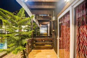 een trap met planten voor een gebouw bij Townhouse Morjim in Goa