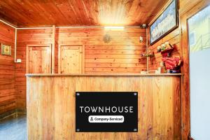 een herenhuis met een bord aan de muur bij Townhouse Morjim in Goa