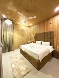 - une chambre avec un grand lit et un plafond dans l'établissement Skylight homestay, à Dehradun