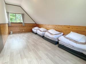 En eller flere senge i et værelse på 絶景cottage 1棟貸切り 星空B棟