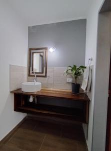 un bagno con lavandino e specchio di El gran nogal colon a Colón