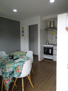 una cucina e una sala da pranzo con tavolo e sedie di El gran nogal colon a Colón