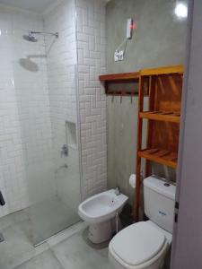 e bagno con servizi igienici bianchi e doccia. di El gran nogal colon a Colón