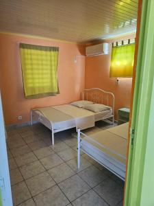 En eller flere senge i et værelse på Maison cosy avec terrasse à Petit-Canal, 45 m²