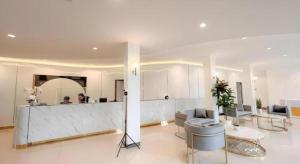 un soggiorno con una hall con una reception di The Room Hotel a Ban Nong Puk