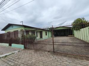 a fence in front of a house at La Casa de la Esquina en el Centro in São Gabriel