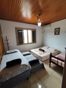 Zimmer mit 2 Betten und einer Decke in der Unterkunft La Casa de la Esquina en el Centro in São Gabriel