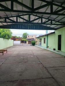 ein leerer Parkplatz in einem Gebäude mit Dach in der Unterkunft La Casa de la Esquina en el Centro in São Gabriel