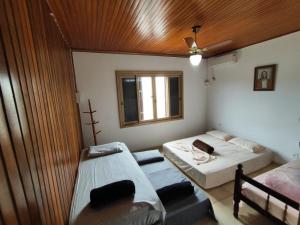 ein Zimmer mit zwei Betten und einem Fenster in der Unterkunft La Casa de la Esquina en el Centro in São Gabriel