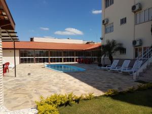 a courtyard with a swimming pool next to a building at Hotel Boituva Inn - Your Hotel in Boituva