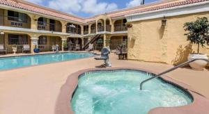 Bazén v ubytování El Cajon San Diego East nebo v jeho okolí + 27 fotografií