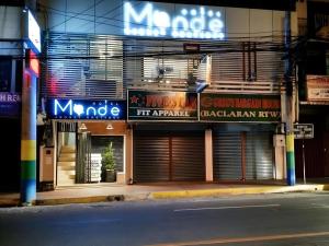 een moto winkel aan de kant van een straat 's nachts bij Hotel Monde in Dagupan