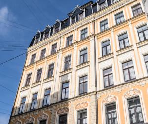 een groot gebouw met veel ramen aan de zijkant bij Mosaic Center Apartments in Rīga
