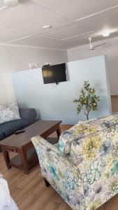 een woonkamer met een bank en een tafel bij Aflica Apartments in Gaborone +15 foto's