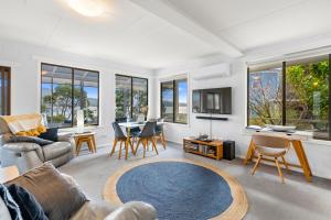 een woonkamer met een bank en een tafel bij Tide & Timber - Adventure Bay in Adventure Bay