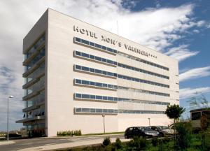een gebouw met het ziekenhuis kaysleysleys gebouw bij Hotel Xon's Valencia in Aldaya