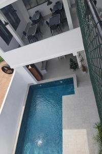 une vue aérienne d'une piscine dans une maison dans l'établissement Ceylon Lodge - Airport Transit Hostel, à Negombo