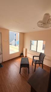 een woonkamer met twee stoelen en een tafel bij DSS HOME STAY Just 500 Meter Girivalam Road in Tiruvannamalai