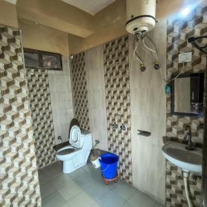 een badkamer met toilet en wastafel bij Oak sunlight Restaurant & Provides Famous Gadwali food in Mussoorie
