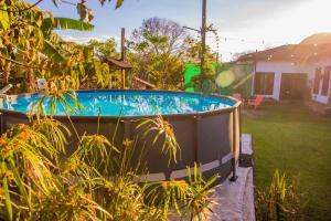 una piscina nel cortile di una casa di Casa de Campo San Isidro a Rovine di Copán Altre 14 foto