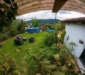 un cortile con piscina e un cortile con sedie di Casa de Campo San Isidro a Rovine di Copán