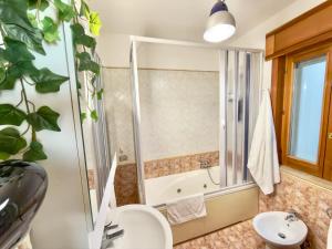 ein Badezimmer mit Dusche, Waschbecken und Badewanne in der Unterkunft Villa Ruffilli in Benevento