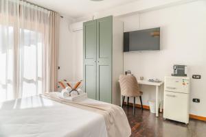 ein Schlafzimmer mit Bett, Schreibtisch und Fernseher in der Unterkunft Villa Ruffilli in Benevento + 22 Fotos