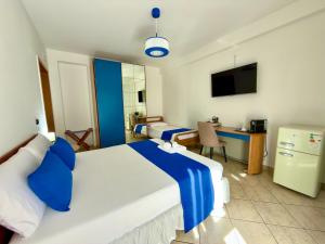 ein Hotelzimmer mit einem großen Bett und einem Schreibtisch in der Unterkunft Villa Ruffilli in Benevento