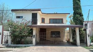 维多利亚城Casa Cd Victoria 1V的有门的房子