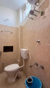 een badkamer met een toilet en een douche. bij DSS HOME STAY Just 500 Meter Girivalam Road in Tiruvannamalai
