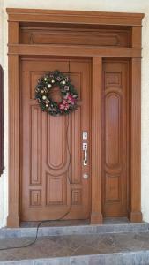 维多利亚城Casa Cd Victoria 1V的木门,上面有花圈