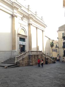 dos personas parados frente a un gran edificio en Casa Normanna, en Salerno