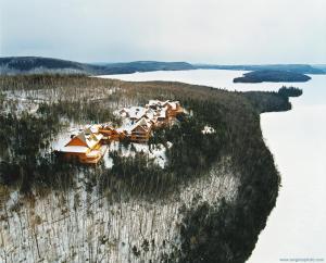 uma vista aérea de uma ilha numa massa de água em Sacacomie Hôtel et Spa em Saint-Alexis-des-Monts