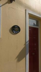 um sinal numa parede ao lado de uma porta em The Retreat em Carlingford