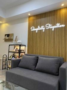 ein Wohnzimmer mit einer Couch vor einem Fenster in der Unterkunft Staycation in Buli Muntinlupa in Manila + 24 Fotos