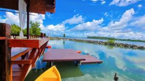 een huis met een picknicktafel aan het water bij 44Kohsaraihomestay 44เกาะสาหร่ายโฮมสเตย์ in Satun