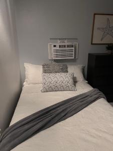 ein Schlafzimmer mit einem Bett mit Klimaanlage in der Unterkunft Casa Peace Haven Beach House Aguada in Aguada