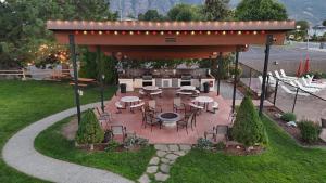 an outdoor patio with tables and chairs and lights at Mountain View Lodge in Chelan +104 photos
