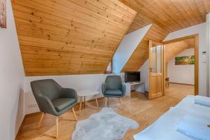 een kamer met 2 stoelen en een tafel bij Valašský dvůr in Velké Karlovice