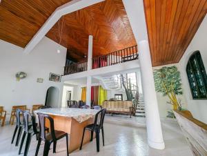 een eetkamer met een tafel en stoelen bij Sun Set Forest Villa in Kandy