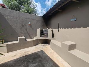 een betonnen keermuur met trap naast een gebouw bij Ducks Nest in Malelane