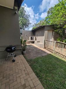 een barbecue aan de zijkant van een huis bij Ducks Nest in Malelane