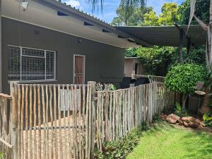 een houten hek voor een huis bij Ducks Nest in Malelane