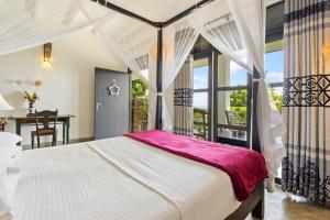 乌纳瓦图纳劳拉之家酒店的一间卧室，里面有一张床、一张桌子和一扇窗户。