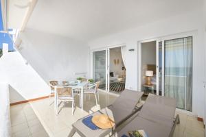 een woonkamer met een tafel en stoelen bij La Vida Oceana in Costa Teguise