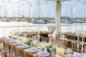Ein für eine Hochzeit in einem Yachthafen gedeckter Tisch in der Unterkunft Harbor Club St Lucia, Curio Collection by Hilton in Gros Islet