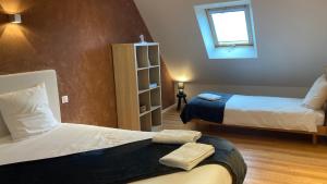 una piccola stanza con due letti e una finestra di L'estive gîte 4 étoiles a Nasbinals