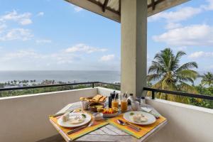 乌纳瓦图纳劳拉之家酒店的阳台上的早餐桌，可欣赏海景