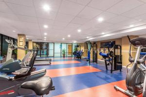 een fitnessruimte met diverse loopbanden en cardio-apparatuur bij Ramada Plaza by Wyndham Virginia Beach Oceanfront in Virginia Beach