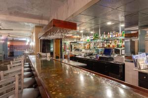 een bar met een lange bar in een restaurant bij Ramada Plaza by Wyndham Virginia Beach Oceanfront in Virginia Beach